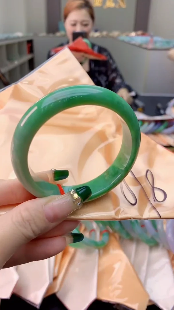 翡翠手镯未镶嵌0231478565