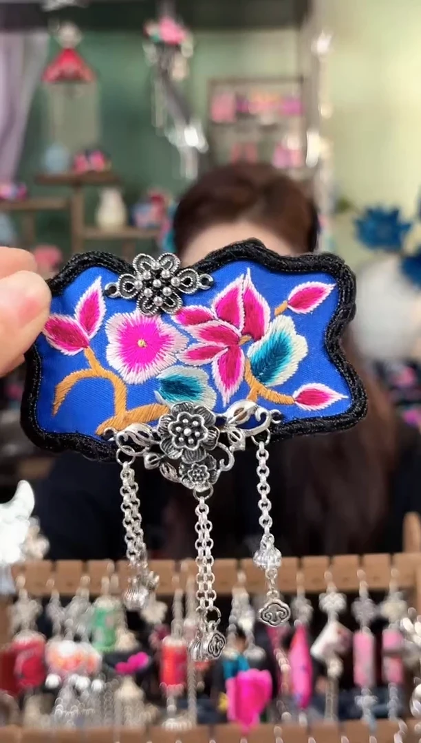 彩云南阁非遗老绣饰品646*