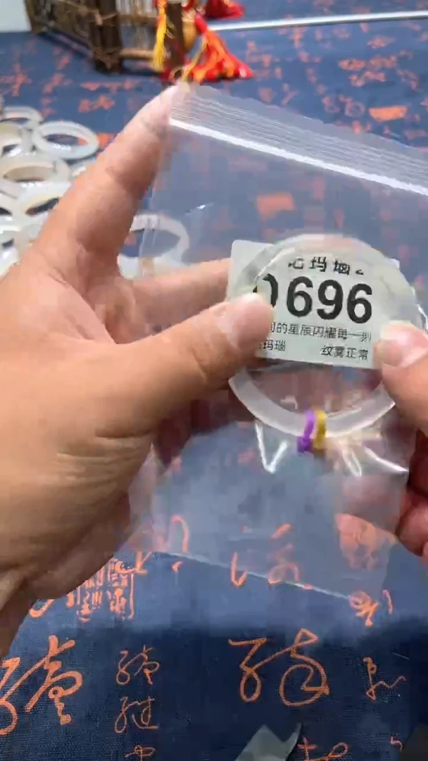 玛瑙/玉髓手镯未镶嵌D696