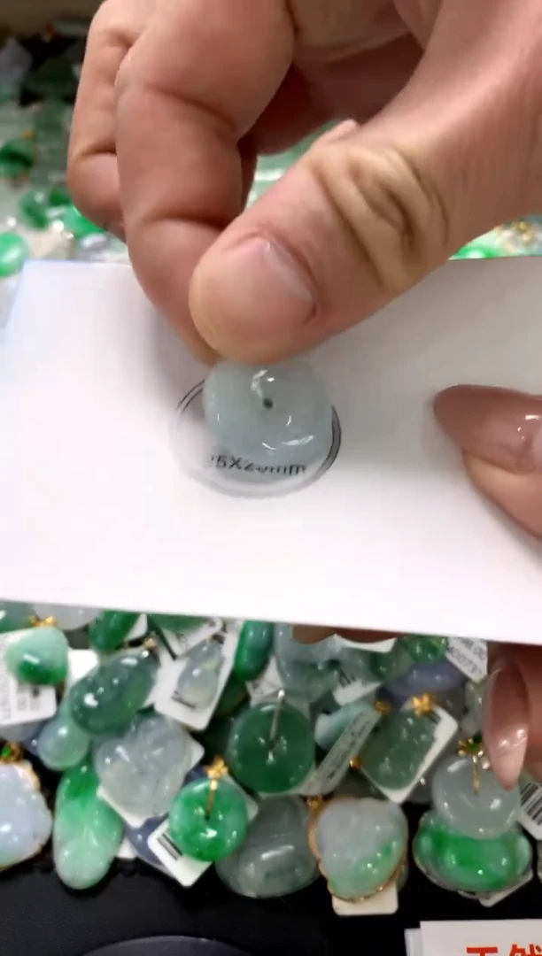 颈饰18K金镶嵌翡翠1111111111111111