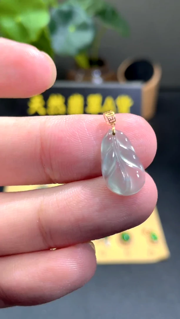 颈饰18K金镶嵌翡翠翡翠A货