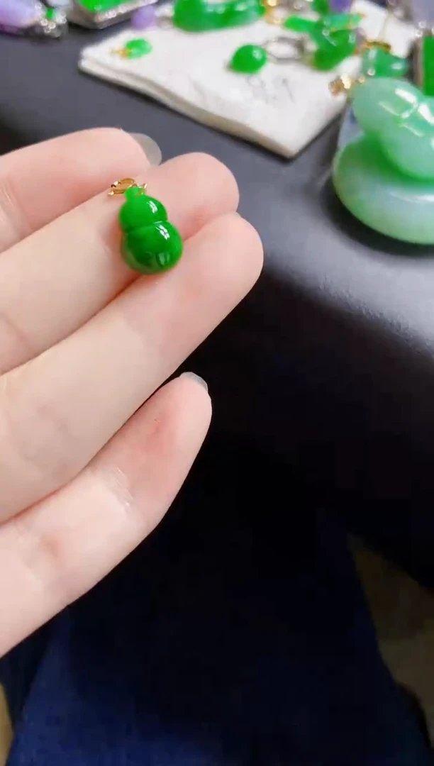 颈饰18K金镶嵌翡翠葫芦