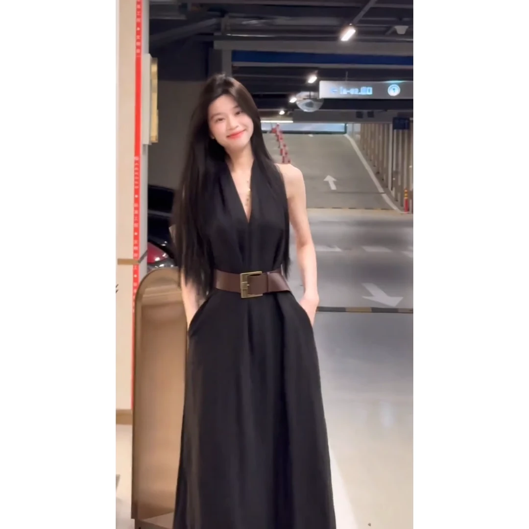 实价现货黑色高级感V领挂脖连衣裙女2025夏季时尚无袖显瘦长裙子
