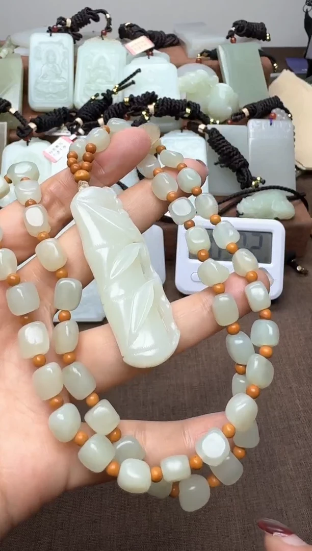 颈饰未镶嵌和田玉1