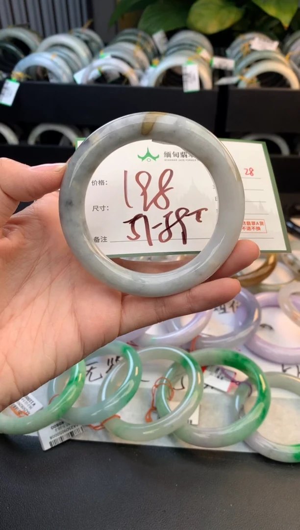 未镶嵌定制翡翠毛货需精细抛光+多人