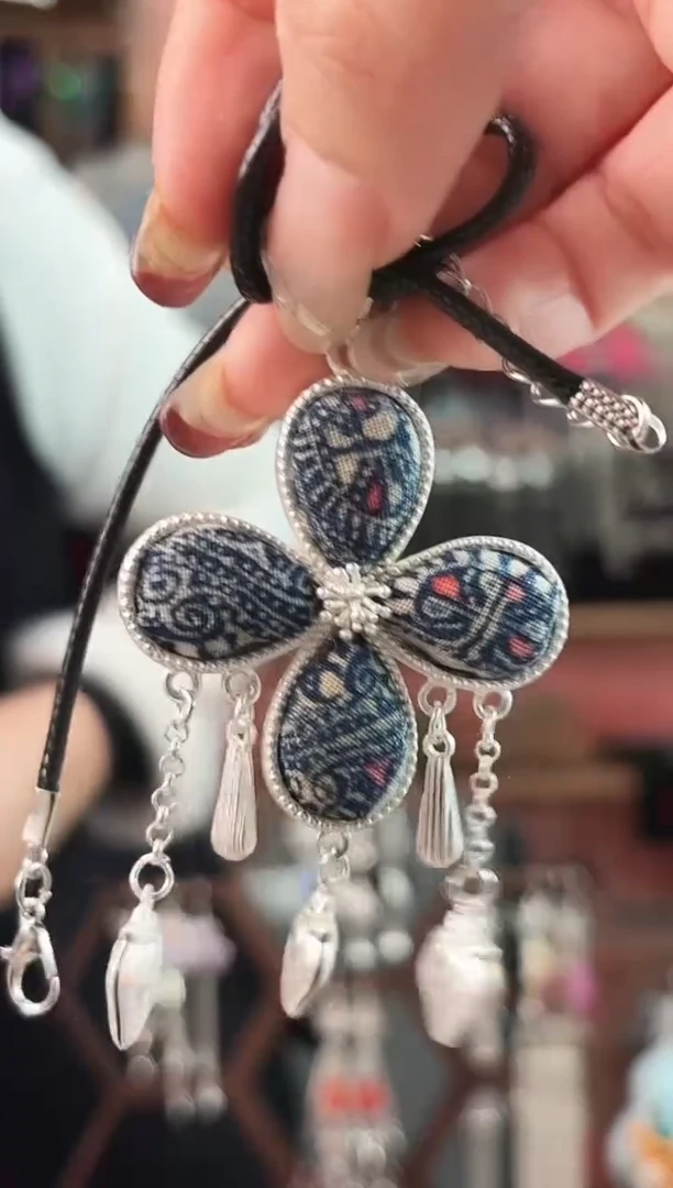 织绣彩云南阁老绣饰品  204