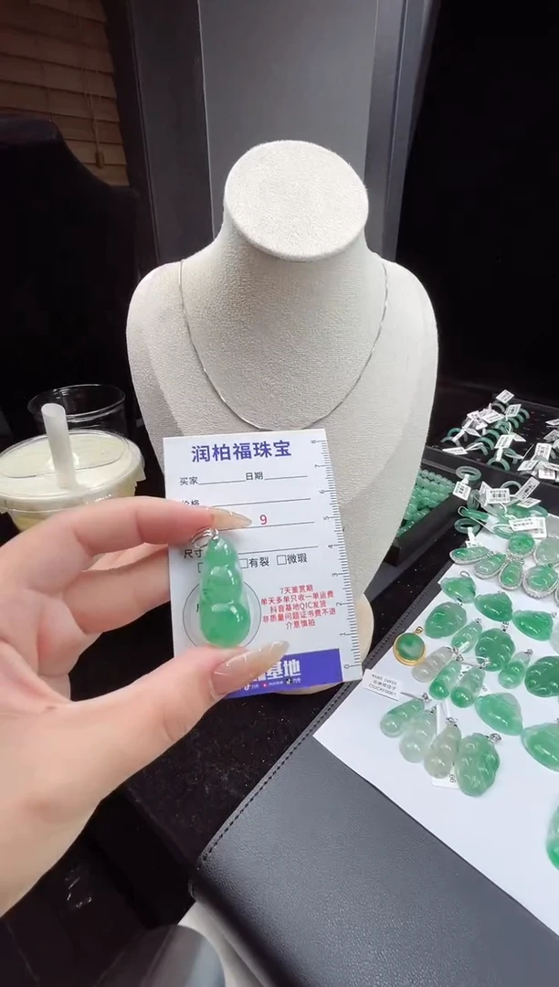 吊坠(赠链)银S925镶嵌石英质玉（非洲翠）23.63豆子