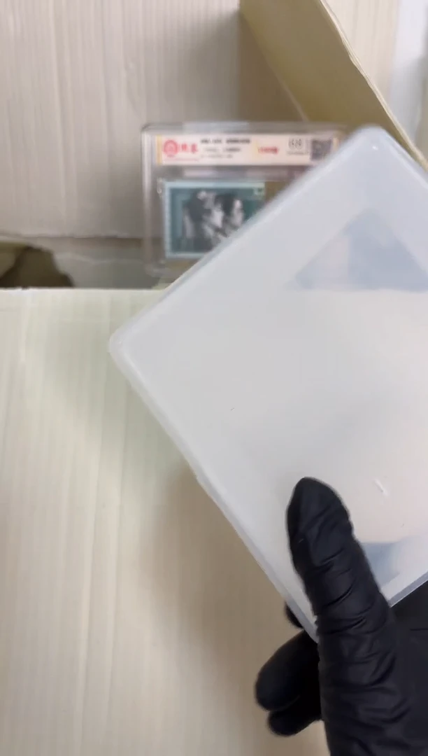 退市货币捆千张连号 05无4