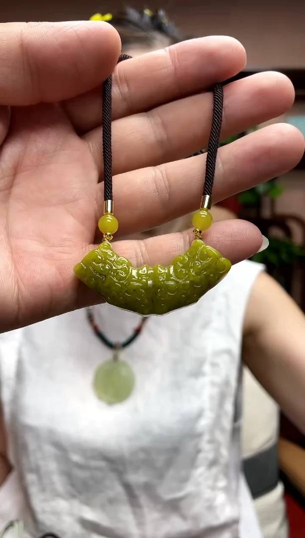 岫玉未镶嵌吊坠·