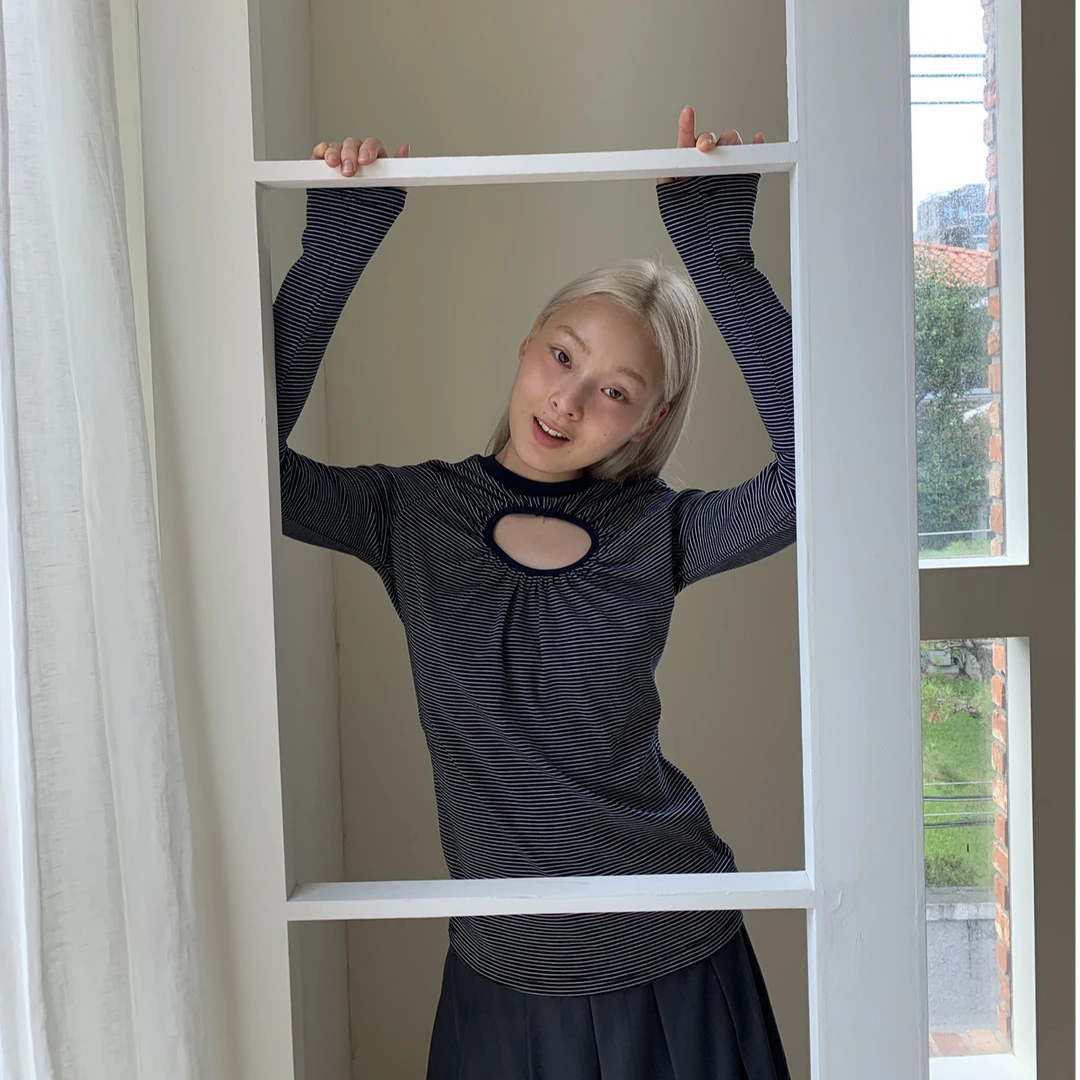 QYao Girls褶皱洞洞条纹正反两穿早秋套头圆领打底长袖T恤上衣