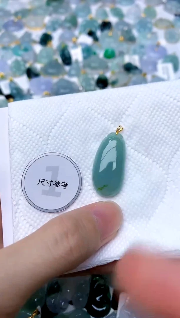 颈饰18K金镶嵌翡翠天然A货翡翠