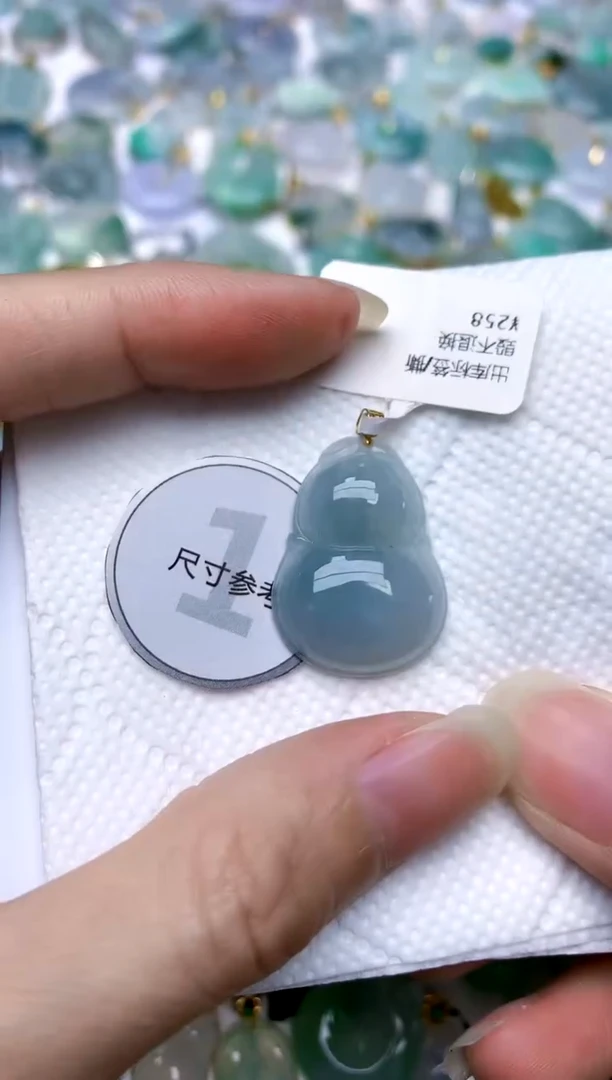 颈饰18K金镶嵌翡翠天然A货翡翠