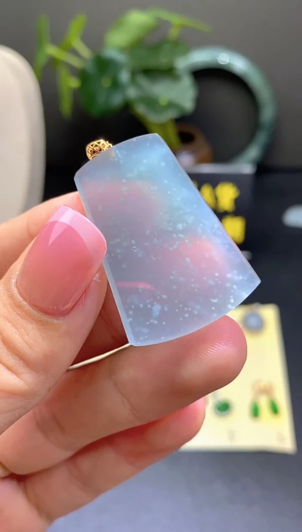 翡翠18K金镶嵌颈饰翡翠吊坠