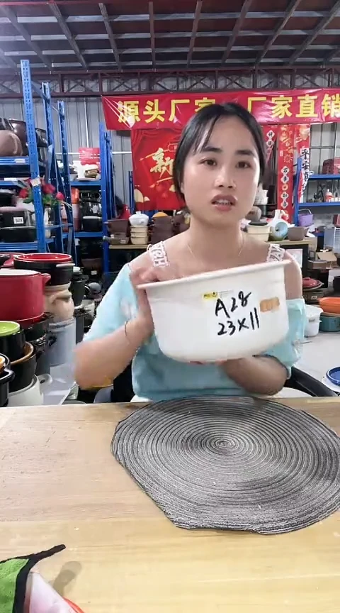 A28瑕疵白锅不带盖。。。