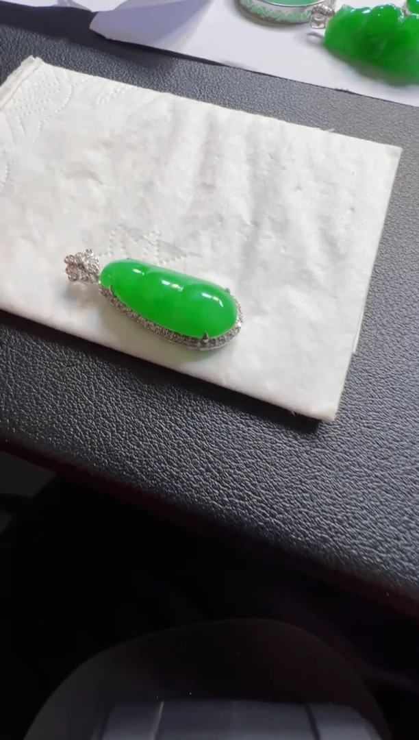 吊坠(不含链)18K金镶嵌翡翠9800