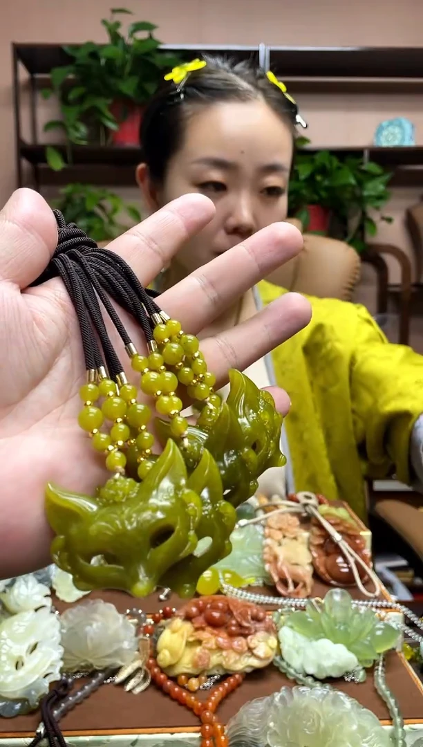 未镶嵌蛇纹石玉颈饰多样性发货发其中之一