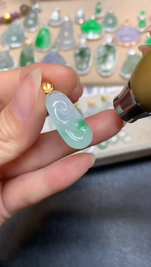 颈饰18K金镶嵌翡翠如意【无服务费