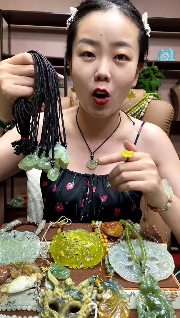 未镶嵌岫玉吊坠多样性发货发其中之一