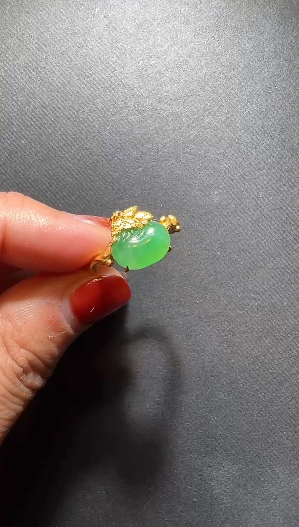 18K金镶嵌戒指翡翠翡翠苹果