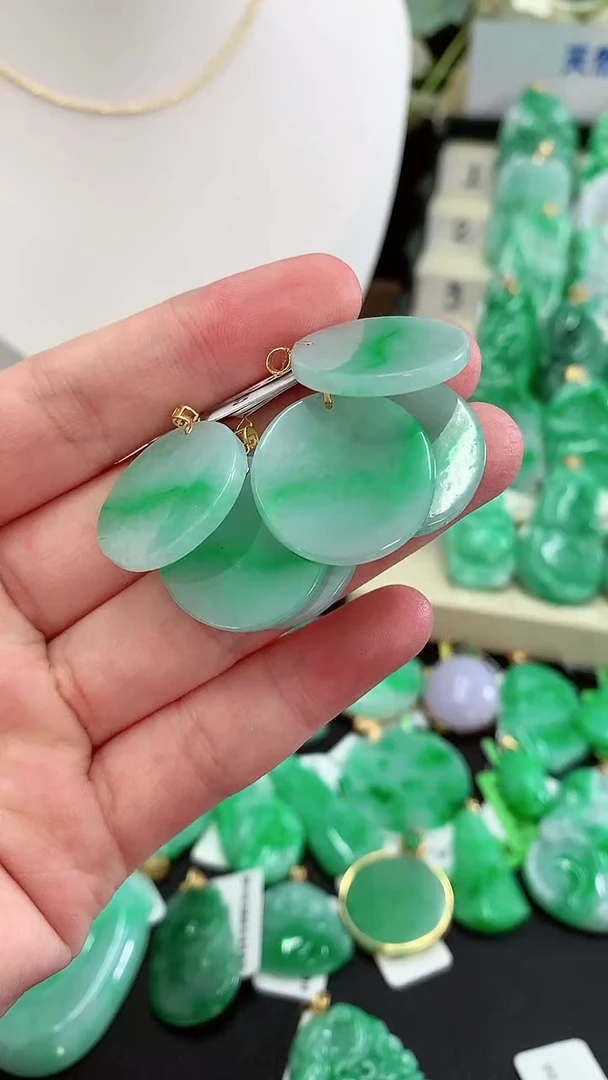 翡翠18K金镶嵌吊坠(不含链)多样性发货其中一件