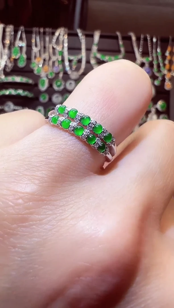 翡翠戒指18K金镶嵌蛋面