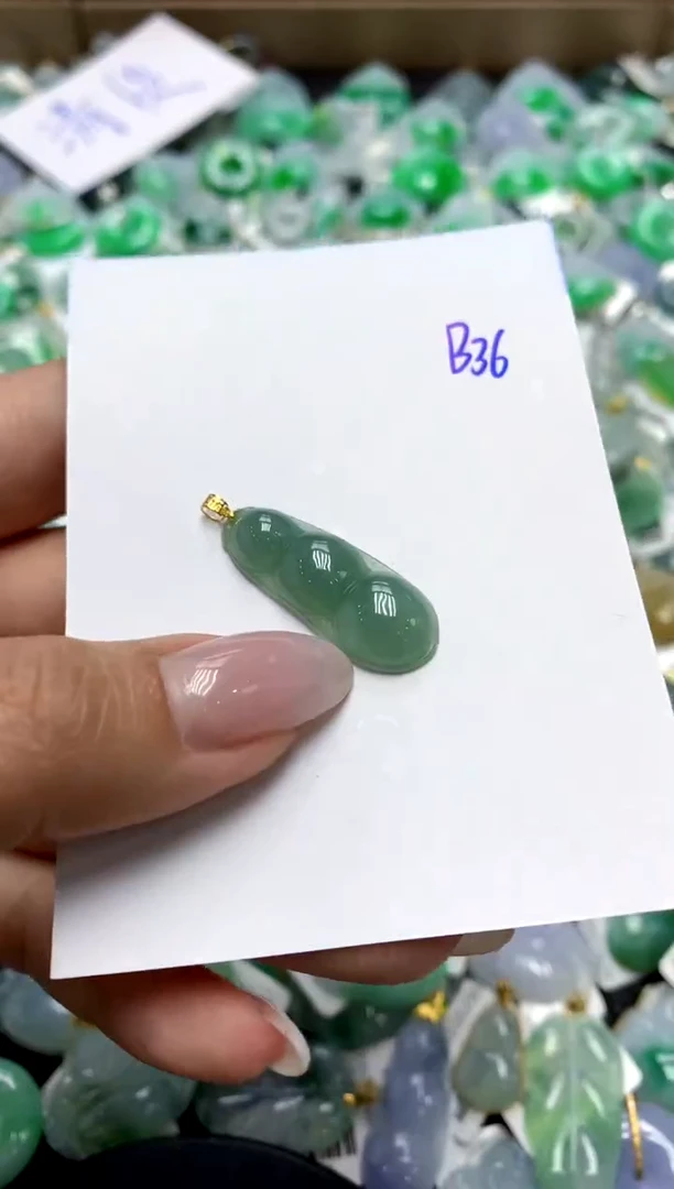 翡翠18K金镶嵌颈饰1111111111111111