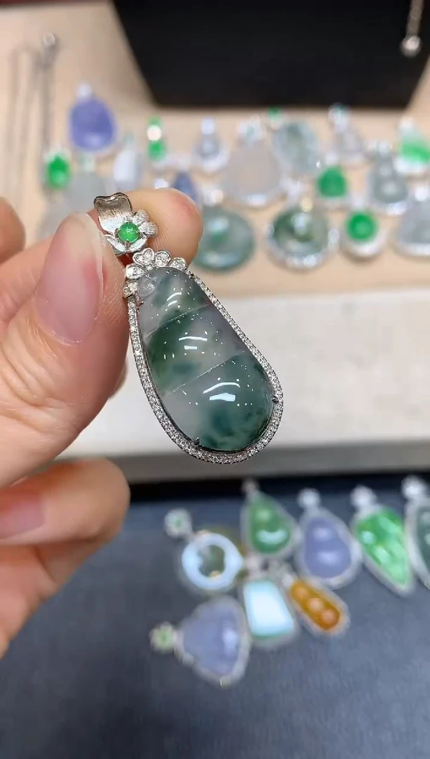 颈饰18K金镶嵌翡翠福豆【无服务费