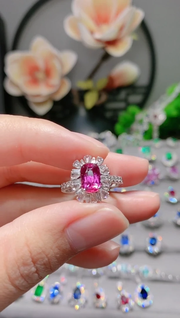 18K金戒指彩色蓝宝石18K金镶嵌.