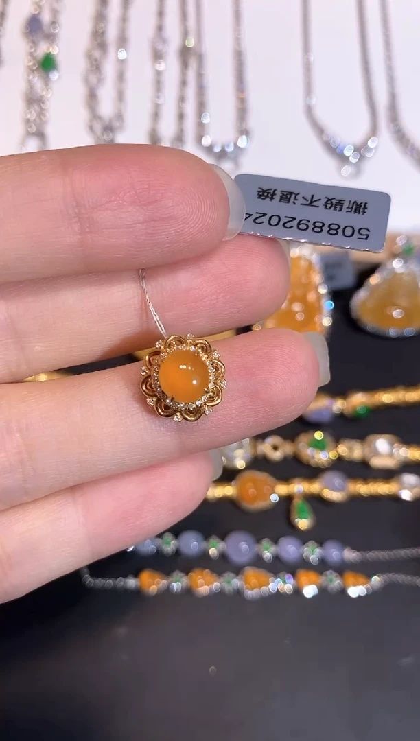 颈饰18K金镶嵌翡翠吊坠