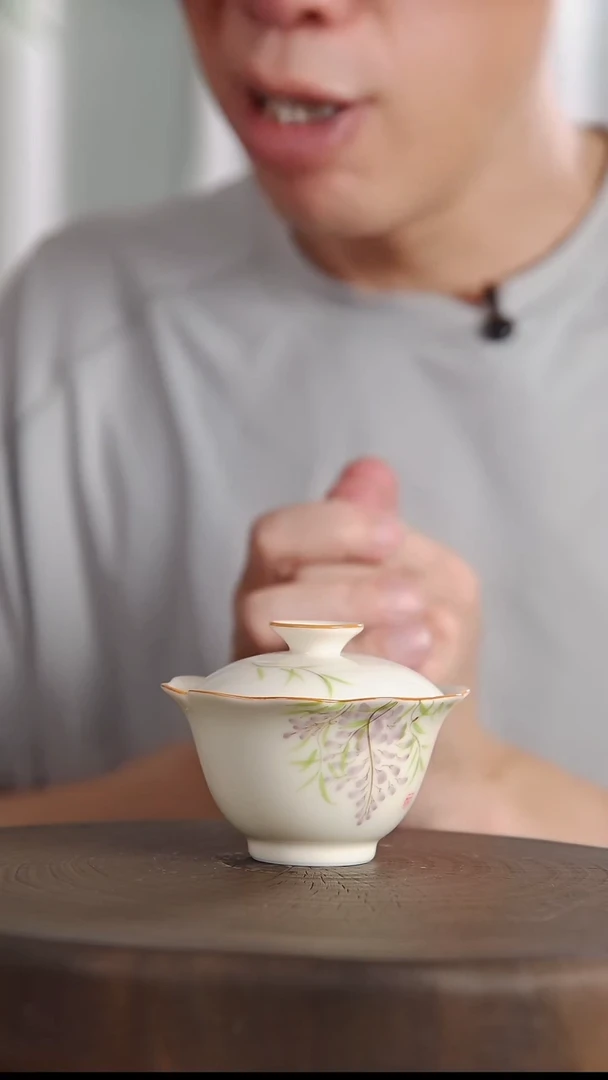 手绘釉下紫藤花口盖碗