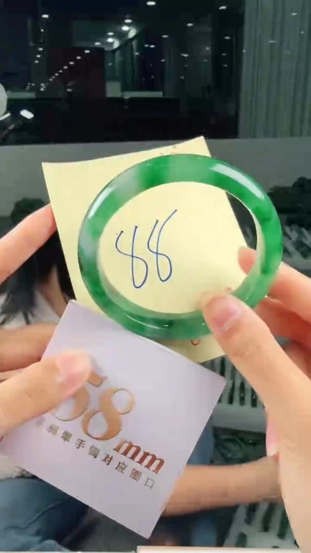 未镶嵌手镯石英质玉（非洲翠）有天然洒金亮片/矿点/棉线88