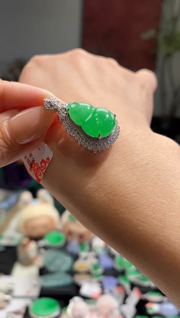 吊坠(不含链)18K金镶嵌翡翠葫芦