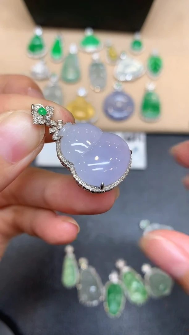 颈饰18K金镶嵌翡翠葫芦【无服务费