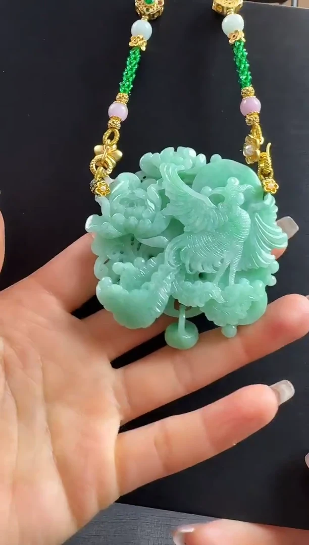 颈饰未镶嵌翡翠凤牌