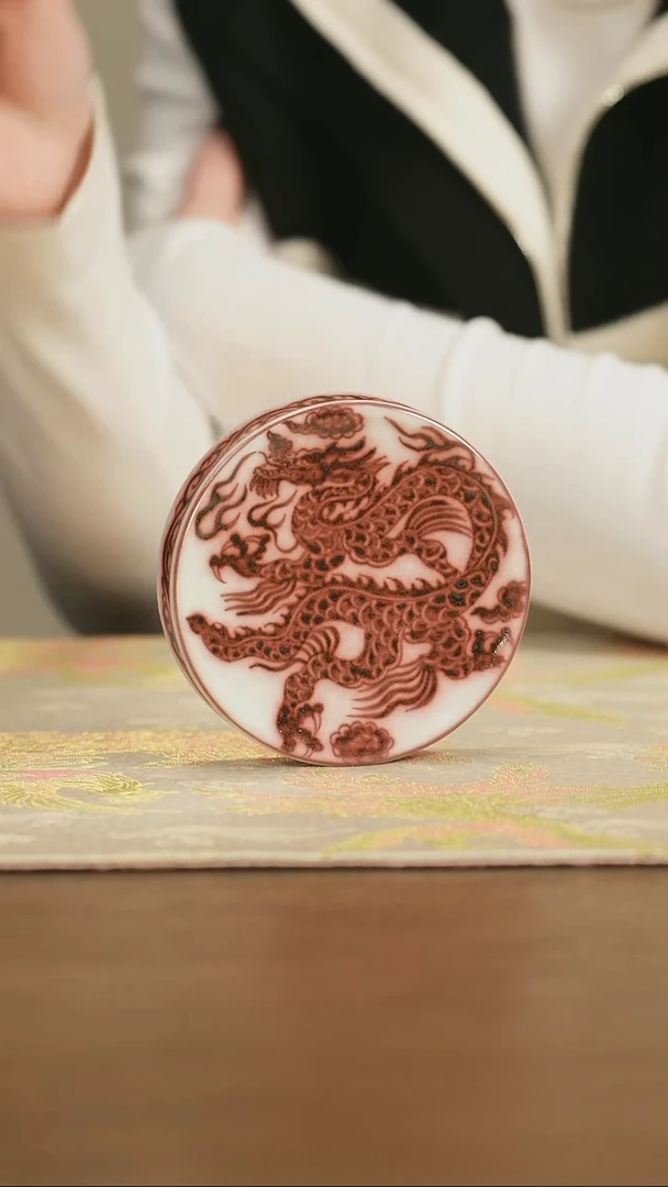 【闪购商品】景德镇手工釉里红龙纹盖置