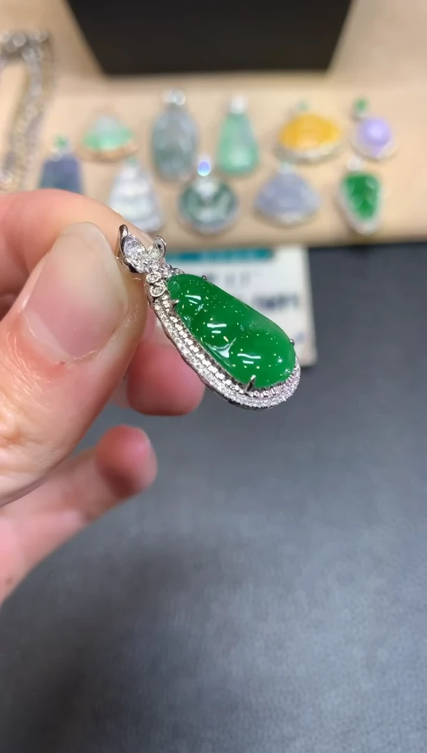 【闪购商品】翡翠颈饰18K金镶嵌福豆【无服务费】