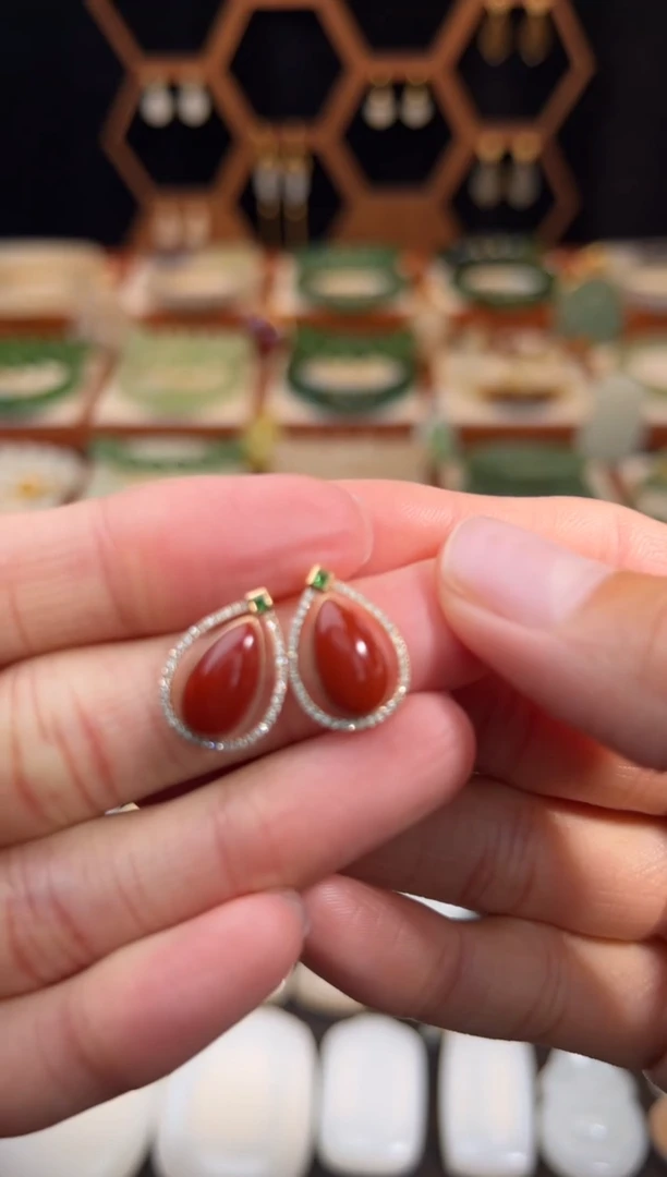 18K金镶嵌南红玛瑙耳饰福利