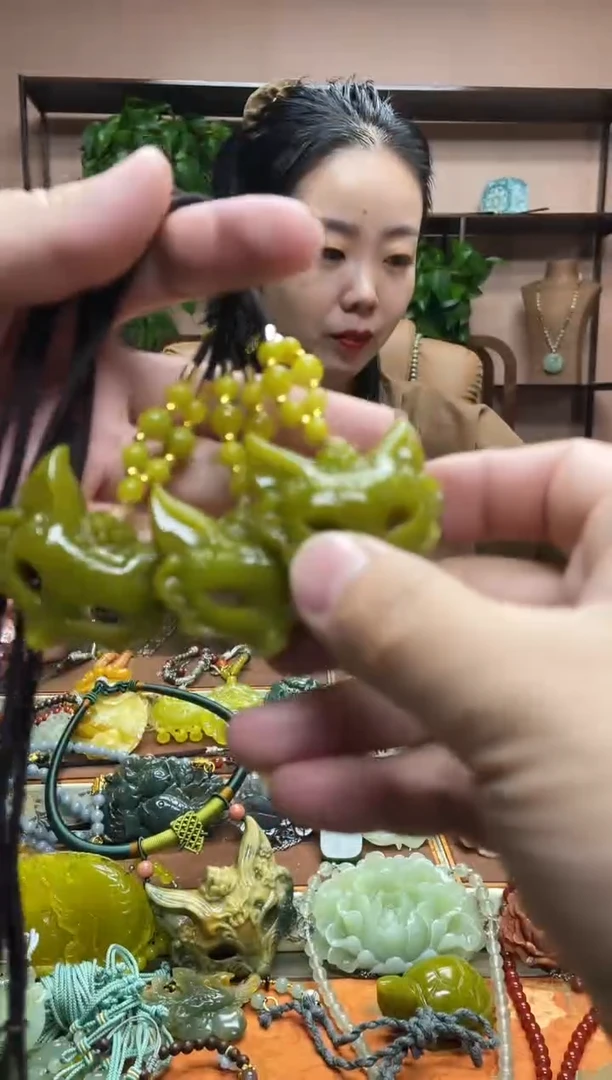 未镶嵌岫玉吊坠多样性发货发其中之一