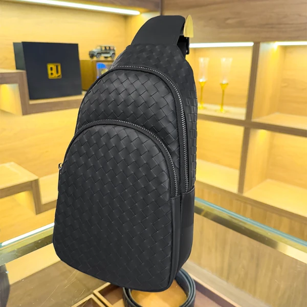 BV头层胎牛皮纯手工编织斜跨包胸前包单肩包黑色商务休闲多功能