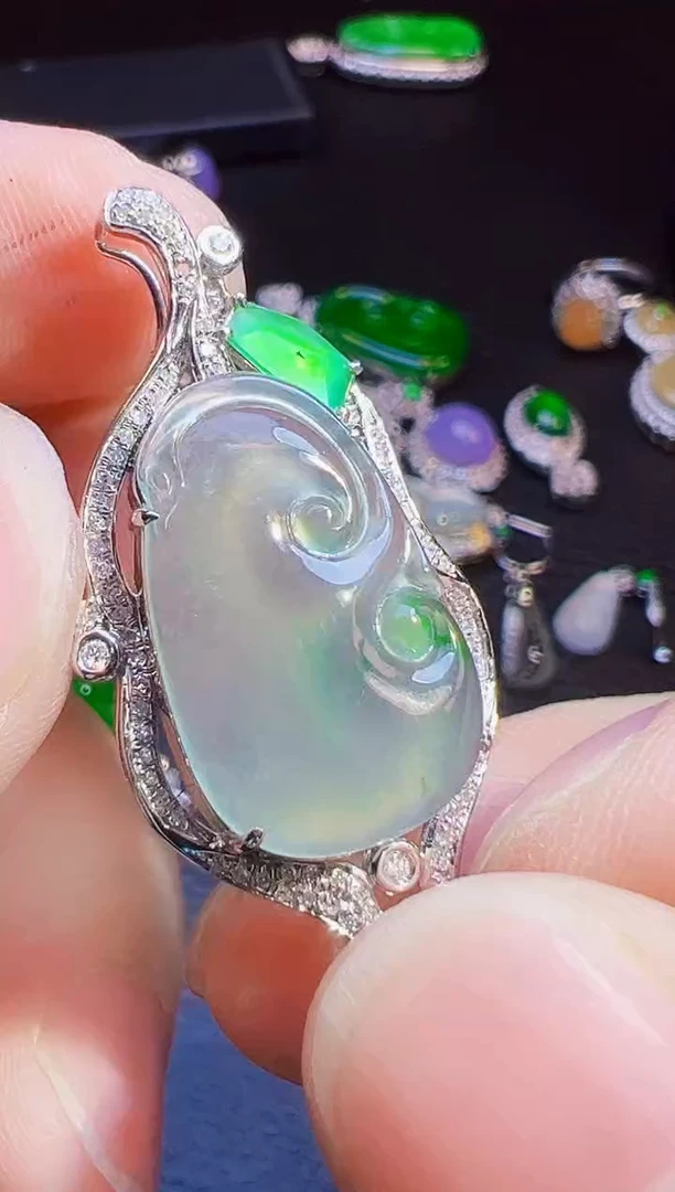 颈饰18K金镶嵌翡翠路**下翡翠