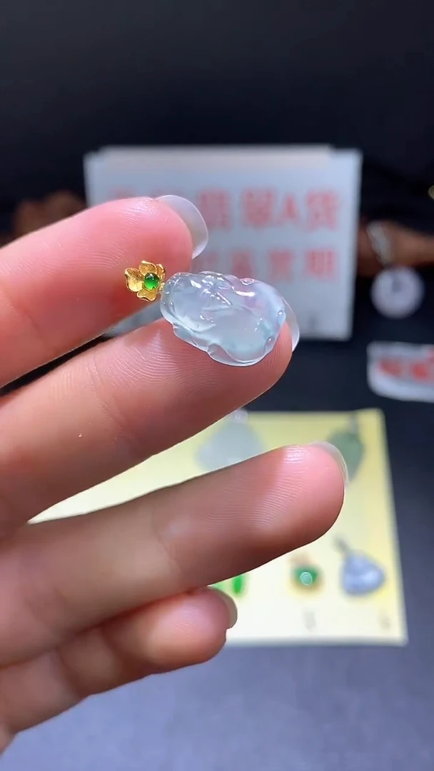 翡翠18K金镶嵌颈饰翡翠吊坠