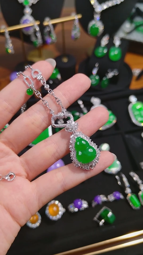 吊坠(不含链)18K金镶嵌翡翠葫芦