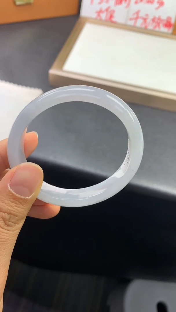 未镶嵌手镯（贵妃镯）翡翠退货需手镯吊牌标签完好