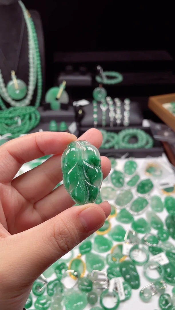 吊坠(赠链)未镶嵌石英质玉叶子