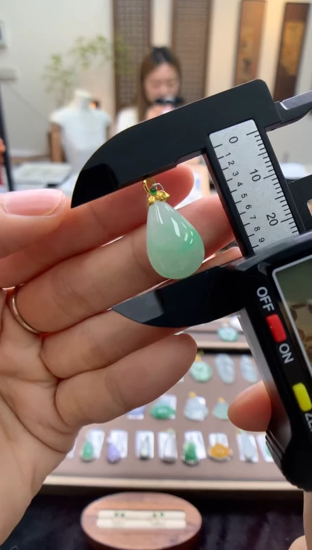 颈饰18K金镶嵌翡翠水滴