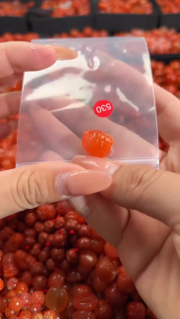 南红玛瑙未镶嵌颈饰1