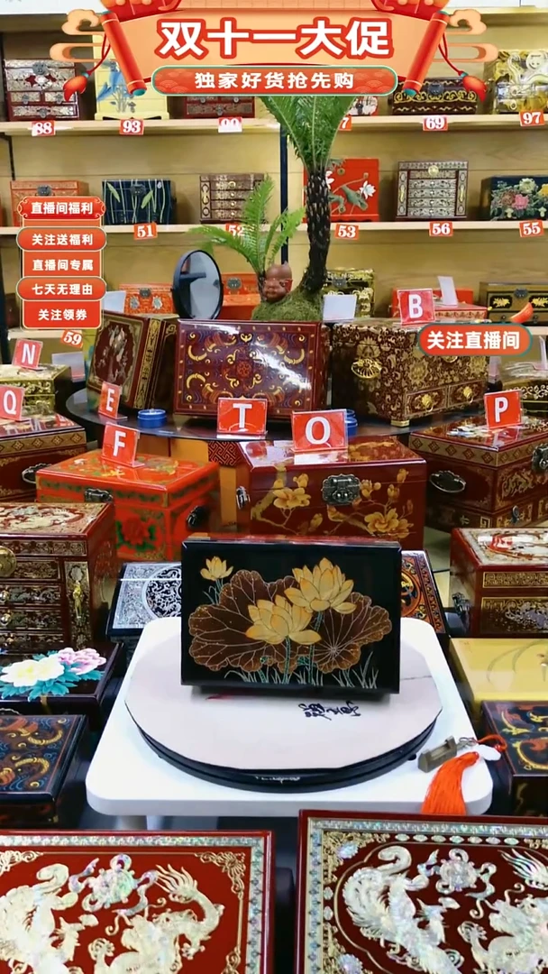 21黑底手推漆贴金荷花