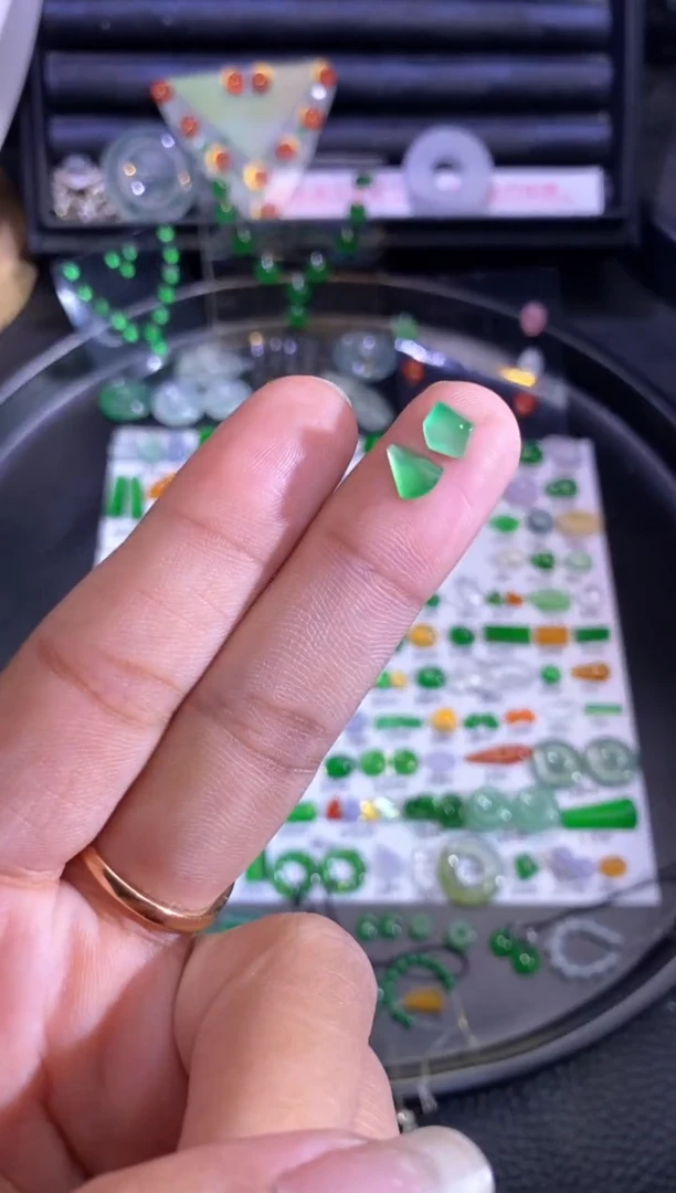 未镶嵌挂件翡翠切割
