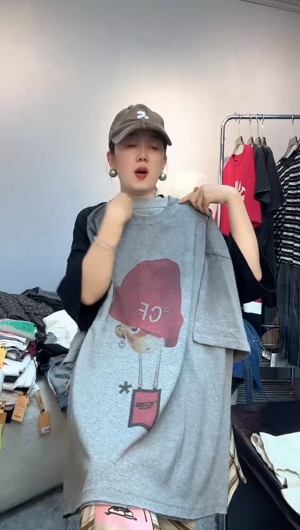 灰色 脏脏小红帽短袖