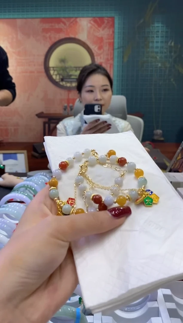 【闪购商品】翡翠手链未镶嵌多样性发货仅发其一/多人02316